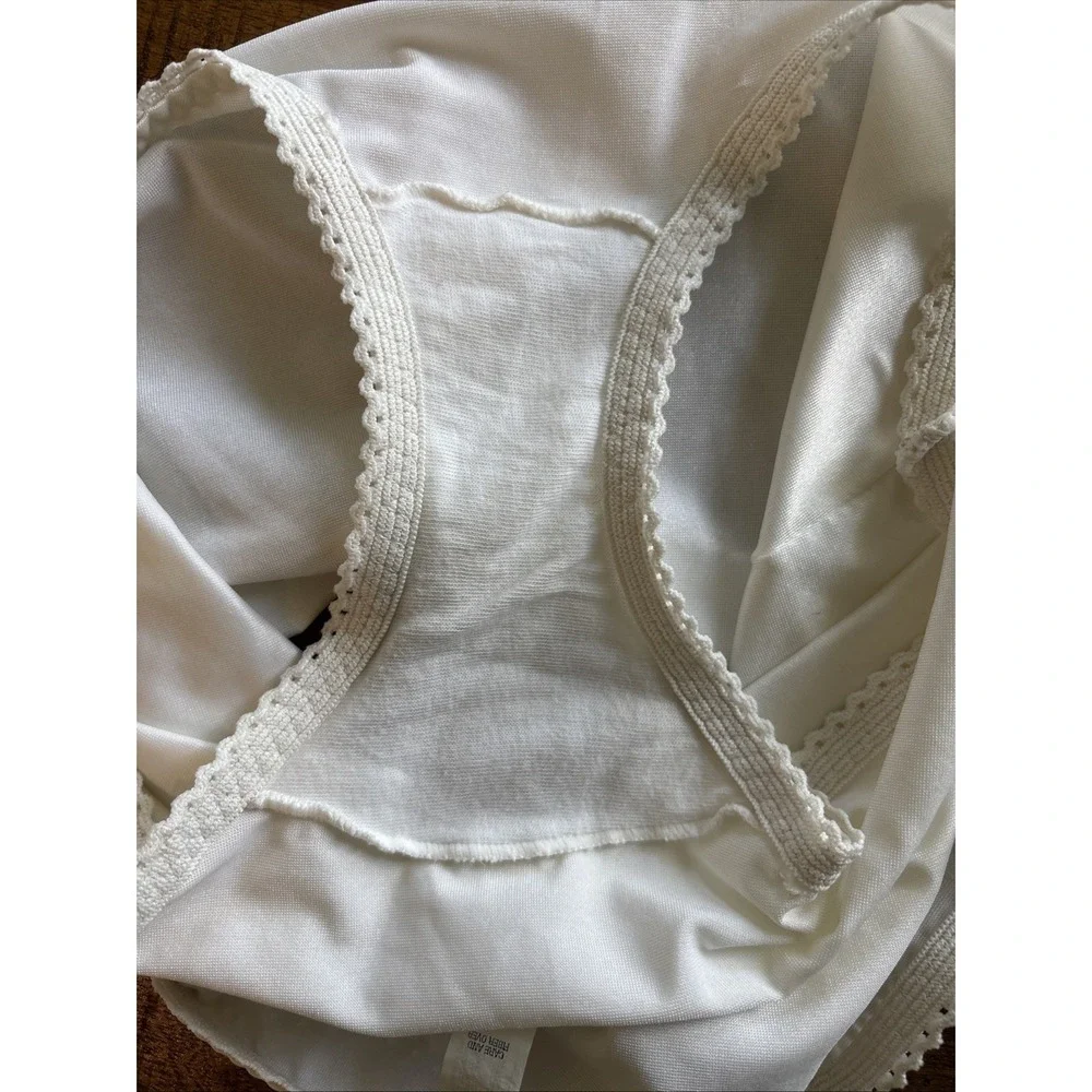 VTG Bali Granny Panties White Nylon/Spandex Satin SZ LG‎